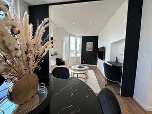 Dining - Bel Appartement Moderne Balcon vue Tour Eiffel (Boulogne-Billancourt)