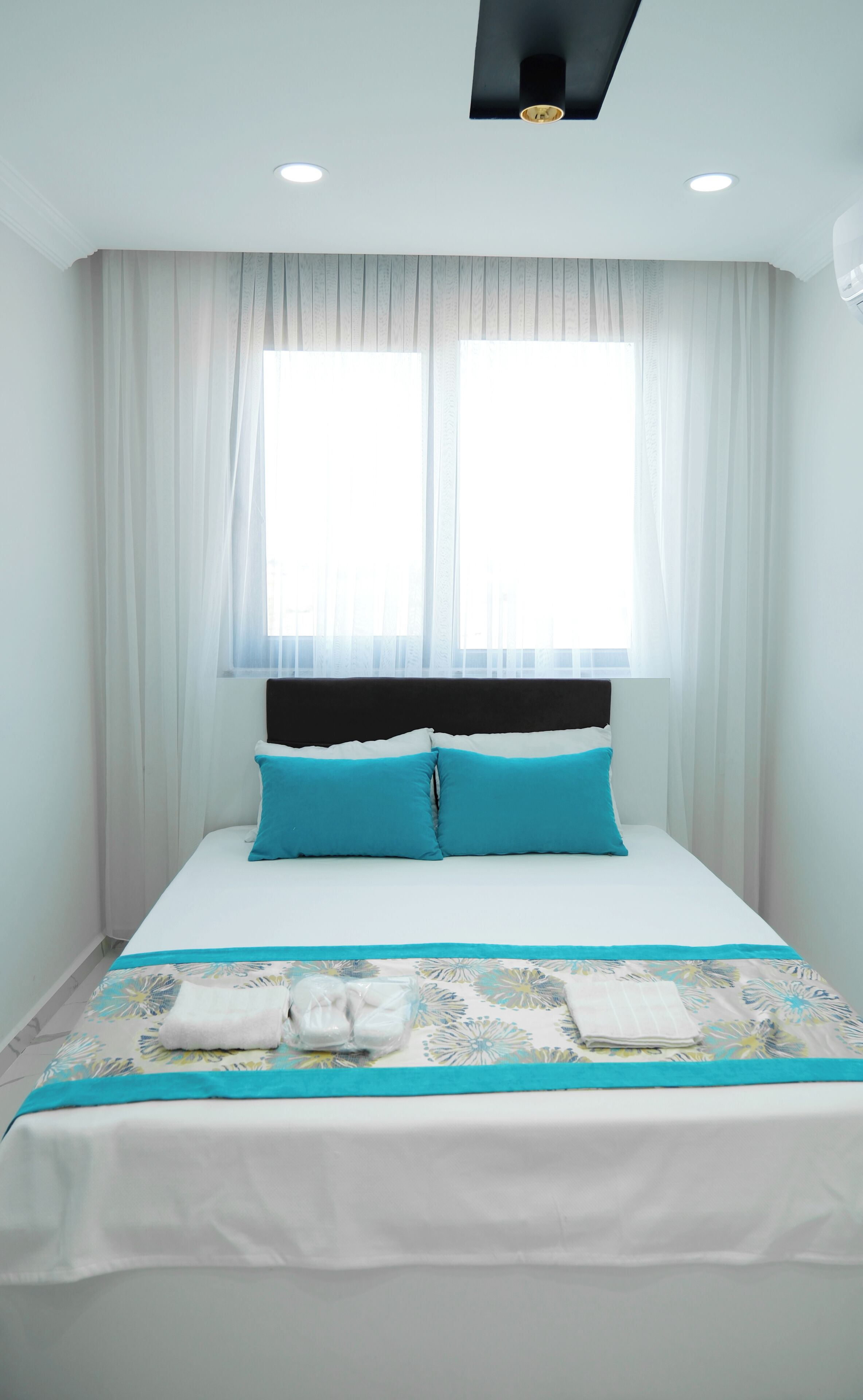 Soundproofing, free WiFi, bed sheets