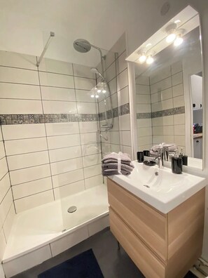 Ducha, toallas, jabón y champú