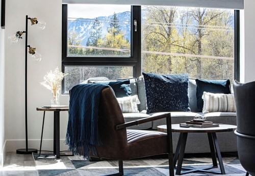 Mountain Retreat w/ Private Hot Tub + Mountain Views near Revelstoke Mountain Resort