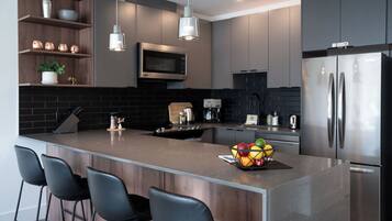 Køleskab, mikrobølgeovn, ovn, kogeplade