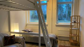 4 Schlafzimmer, Schreibtisch, Bügeleisen/Bügelbrett, Reisekinderbett