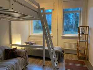 4 Schlafzimmer, Schreibtisch, Bügeleisen/Bügelbrett, Reisekinderbett