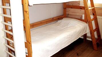 5 Schlafzimmer, Schreibtisch, Bügeleisen/Bügelbrett, Reisekinderbett