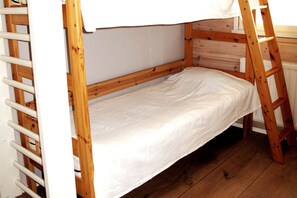 5 Schlafzimmer, Schreibtisch, Bügeleisen/Bügelbrett, Reisekinderbett