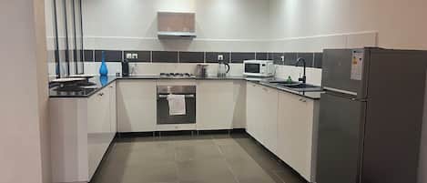 Refrigerador, microondas, horno y cafetera y tetera