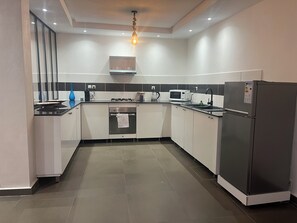 Kylskåp, mikrovågsugn, ugn och kaffe- och tebryggare