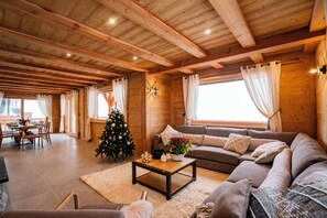 Fernseher, Kamin, DVD-Player, Tischfußball