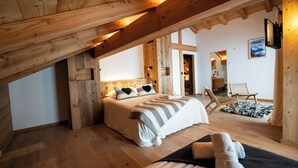 Une chambre confortable avec un plafond en bois, un lit avec une literie à rayures, un tapis de yoga et une chaise.