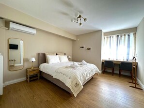 1 bedroom, in-room safe, desk, iron/ironing board - Queens Avenue Apartment - Perfect location in the center of Athens! (Athina)