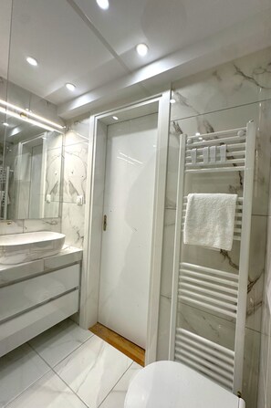 Shower, hair dryer, towels, soap - Queens Avenue Apartment - Perfect location in the center of Athens! (Athina)