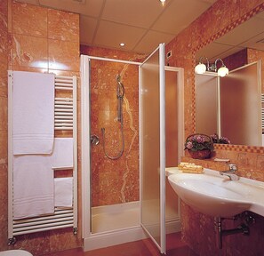 Romantic Junior Suite with 2 balconies, Partial Lake-View | Baño | Ducha y cabezal de ducha tipo lluvia