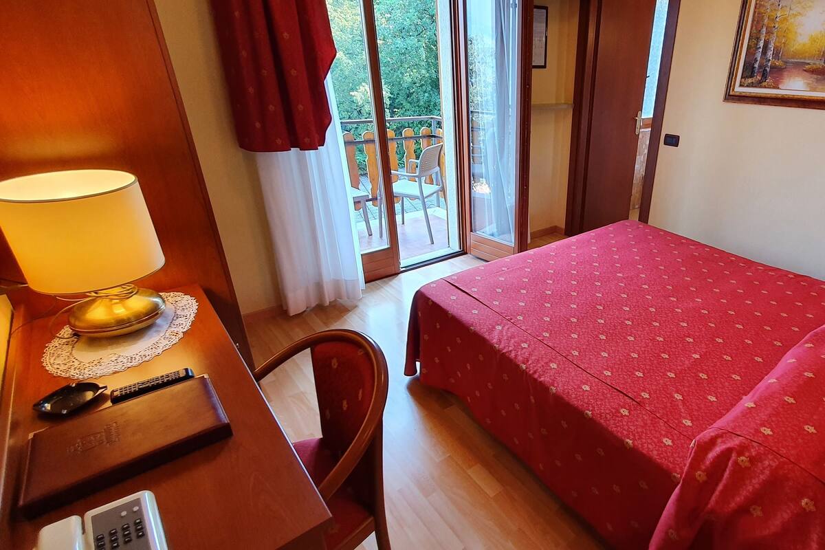 Habitación individual, balcón | Ropa de cama de alta calidad y edredones de plumas