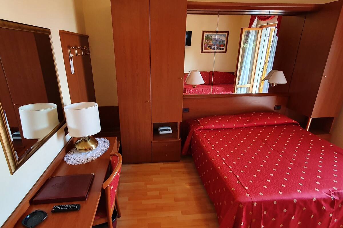 Habitación clásica con 1 cama doble o 2 individuales, vistas al jardín | Ropa de cama de alta calidad y edredones de plumas