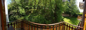 Quarto casal ou duplo clássico, vista para o jardim | Vista da sacada
