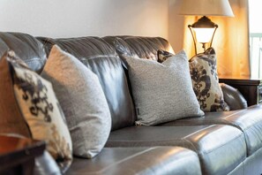 Televisión, chimenea, oficina