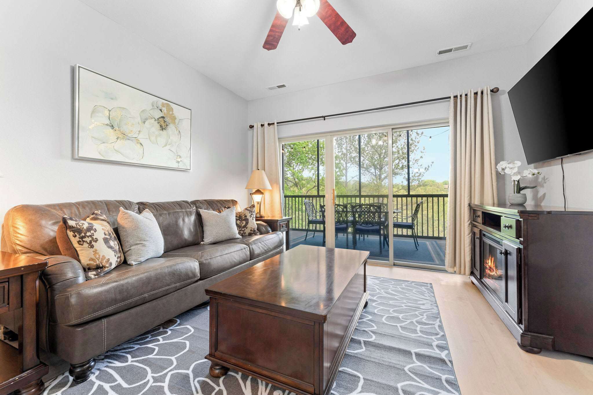 Fernseher, Kamin, Arbeitsbereiche