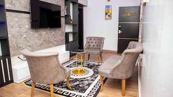 Executive Room, Balcony, City View | Living area