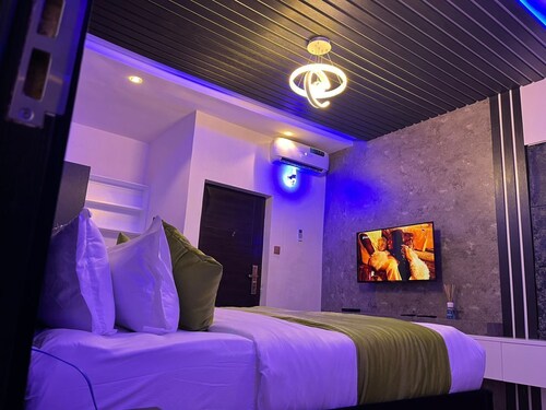 LE RIVERA APARTMENTS