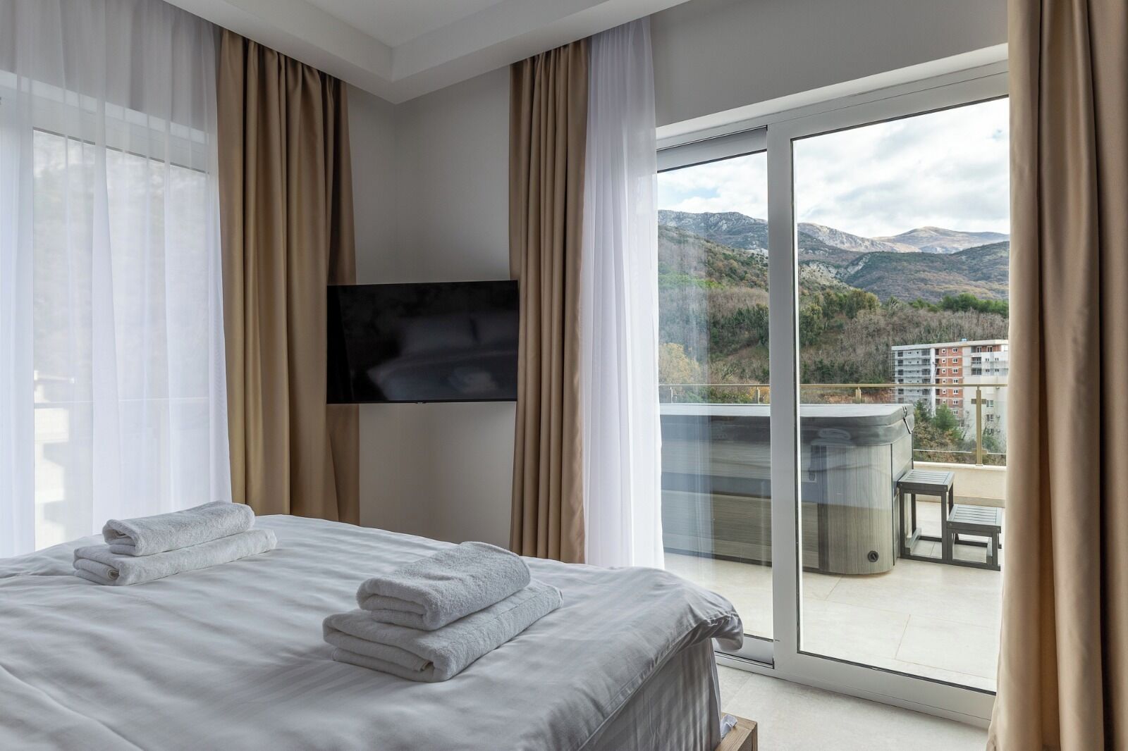 Premium Apartment | Soundproofing, iron/ironing board, bed sheets