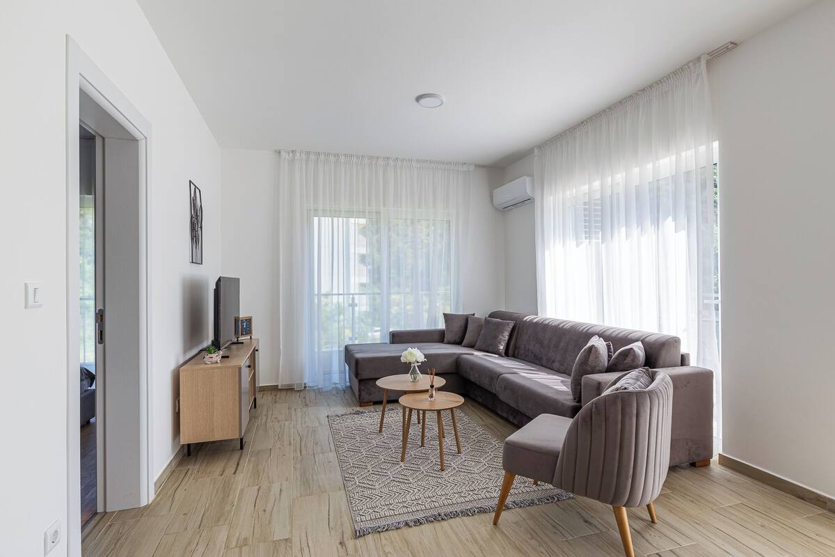 Ein modernes Wohnzimmer mit einer Couch, einem Couchtisch und einem Beistelltisch.
