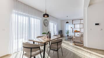 Apartamento panorâmico | Área de estar | Smart TV, pisos aquecidos