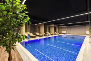 Una piscina techada, una piscina al aire libre de temporada