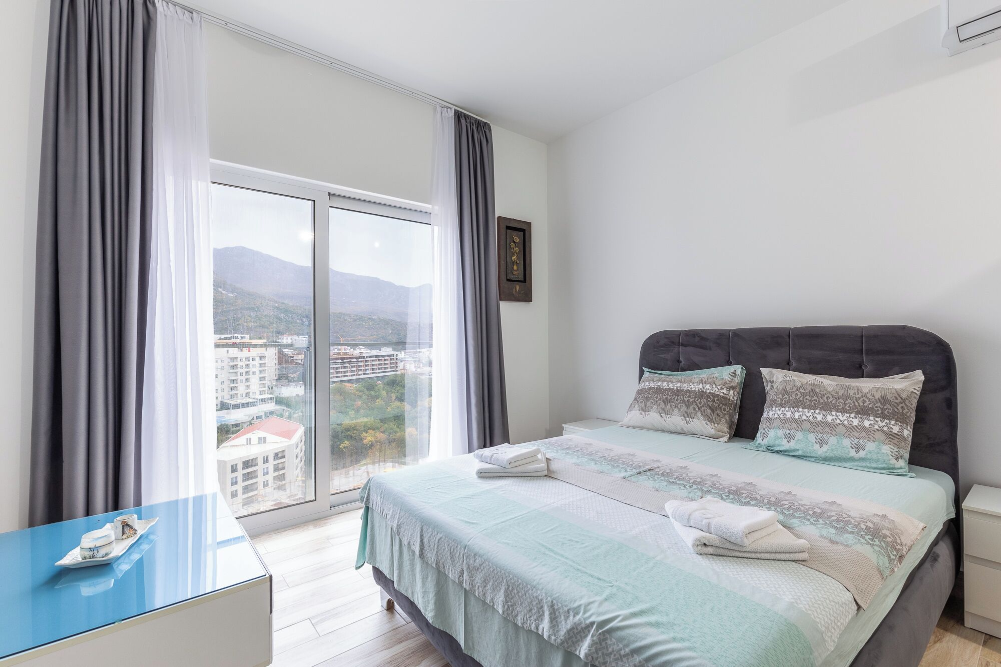 Studio | Lydisolert, strykejern/-brett og sengetøy