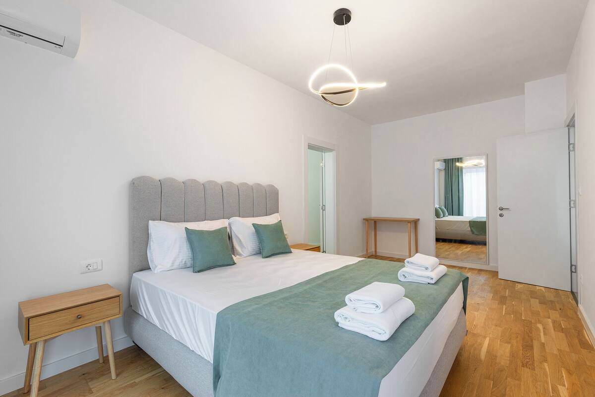 Sistema de insonorización, tabla de planchar con plancha y ropa de cama 