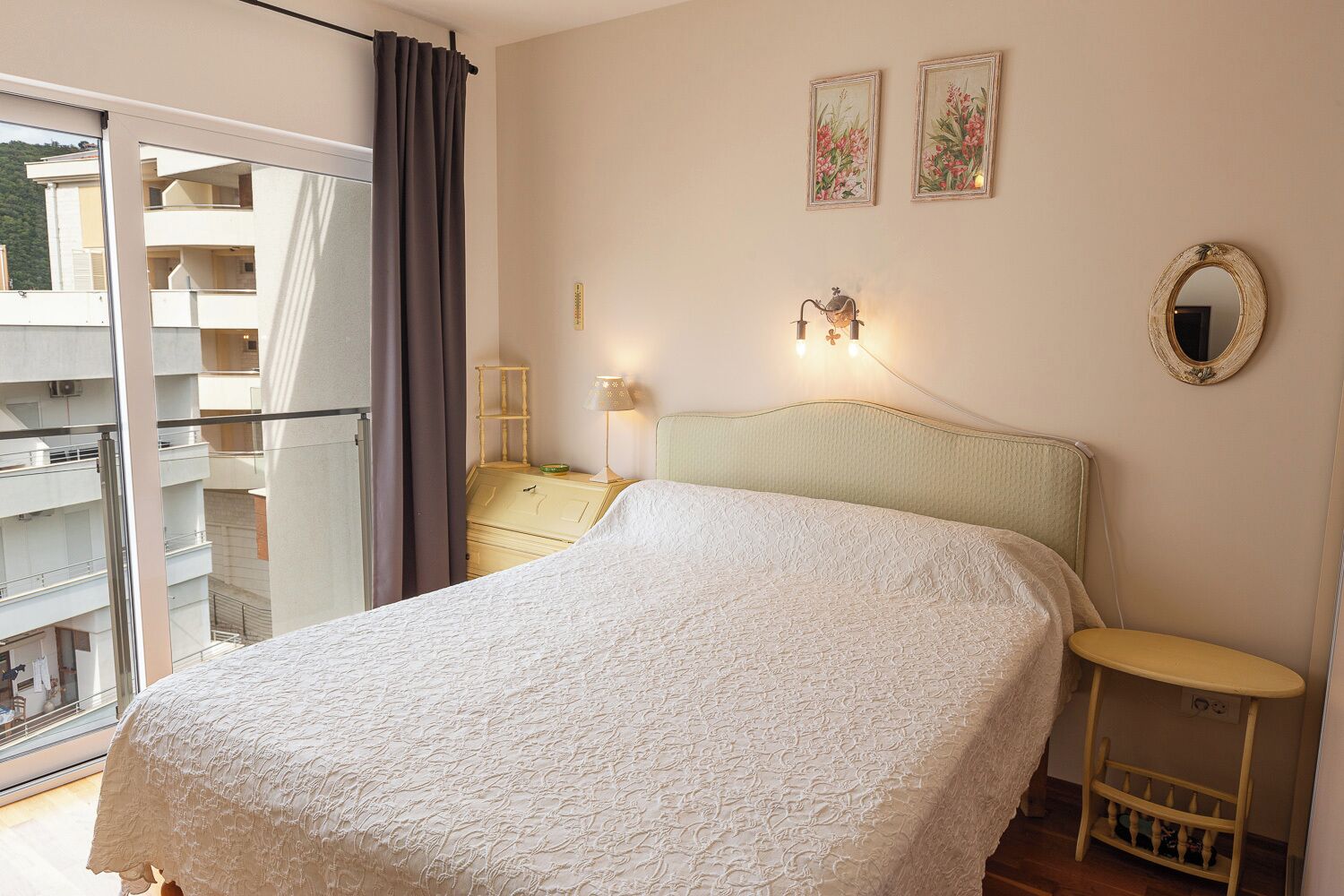 Sistema de insonorización, tabla de planchar con plancha y ropa de cama 