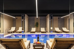 Una piscina cubierta, una piscina al aire libre de temporada