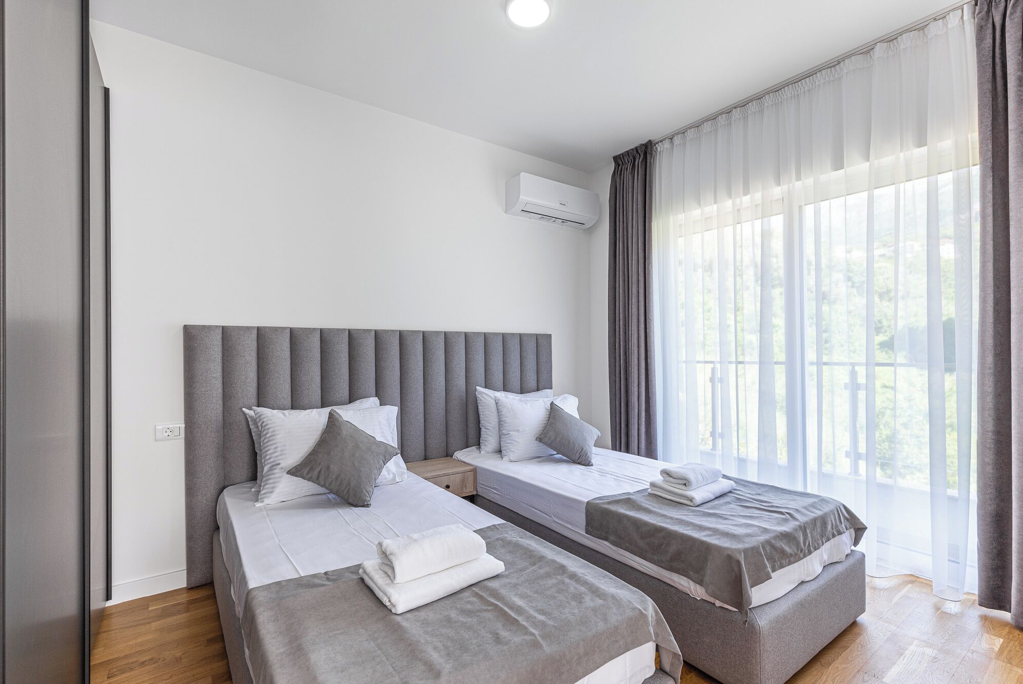 Sistema de insonorización, tabla de planchar con plancha y ropa de cama 