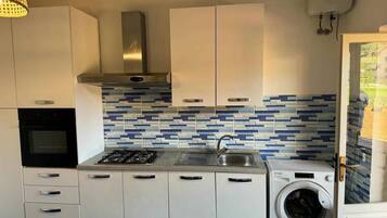 Jääkaappi, kahvin-/teenkeitin