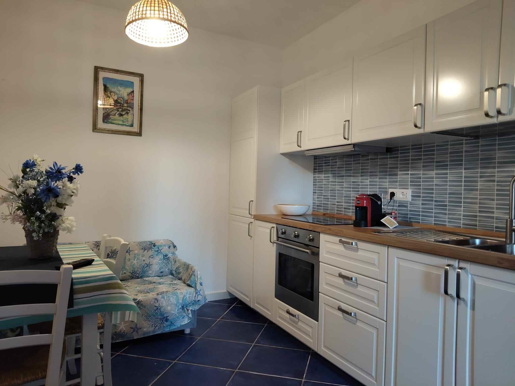 Fridge, coffee/tea maker