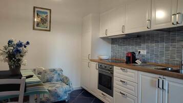 Fridge, coffee/tea maker