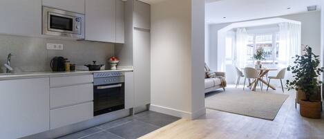 Frigorífico, microondas, horno y lavavajillas