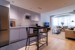 Kühlschrank, Mikrowelle, Ofen, Geschirrspüler