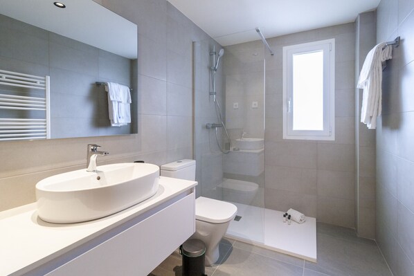 Douche, séchoir à cheveux, serviettes fournies