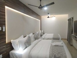 Escritorio, wifi gratis y ropa de cama