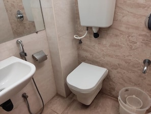 Deluxe-Doppelzimmer | Badezimmer | Dusche, Regendusche, Handtücher