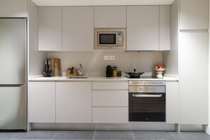 Fridge, microwave, oven, dishwasher - Housing Castellana by Sharing Co (Madrid)