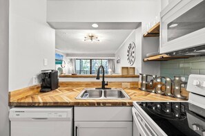 冷蔵庫、電子レンジ、オーブン、コンロ