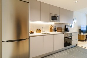 Een koelkast, een magnetron, een oven, een vaatwasser