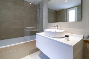 Dusche, Haartrockner, Handtücher