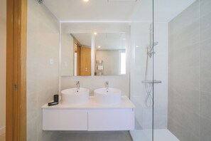 シャワー、ヘアドライヤー、タオル