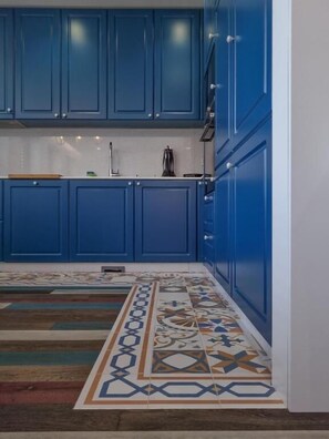 Deluxe Apartment | Private kitchen | Fridge, oven, stovetop, dishwasher