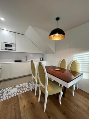 Comfort appartement | Privékeuken | Een koelkast, een oven, een kookplaat, een vaatwasser