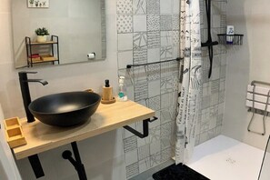 مجففات شعر، مناشف،  ورق حمّام