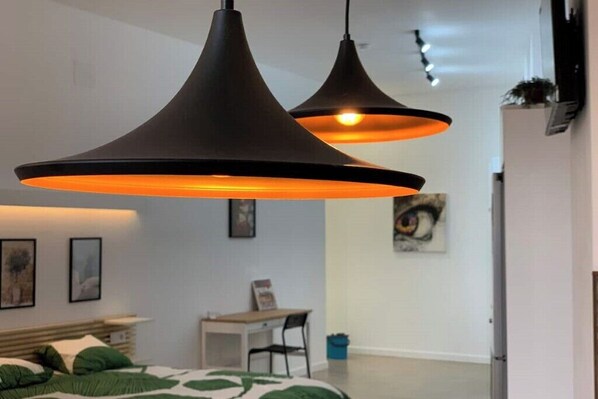 1 غرفة نوم ومكتب وسرير سفر وواي فاي