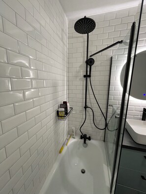 Haartrockner, Handtücher, Toilettenpapier